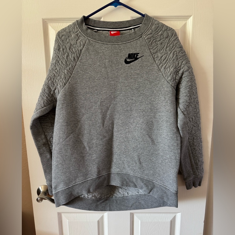 Nike Women's Quilted Gray Crewneck Sweatshirt Size Medium
